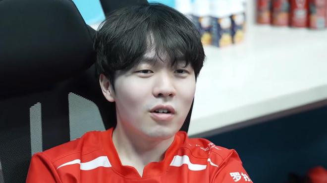 开云-Rookie在RNG比赛中晋级下一阶段，锐不可当引发热议！气势如虹延续-开云