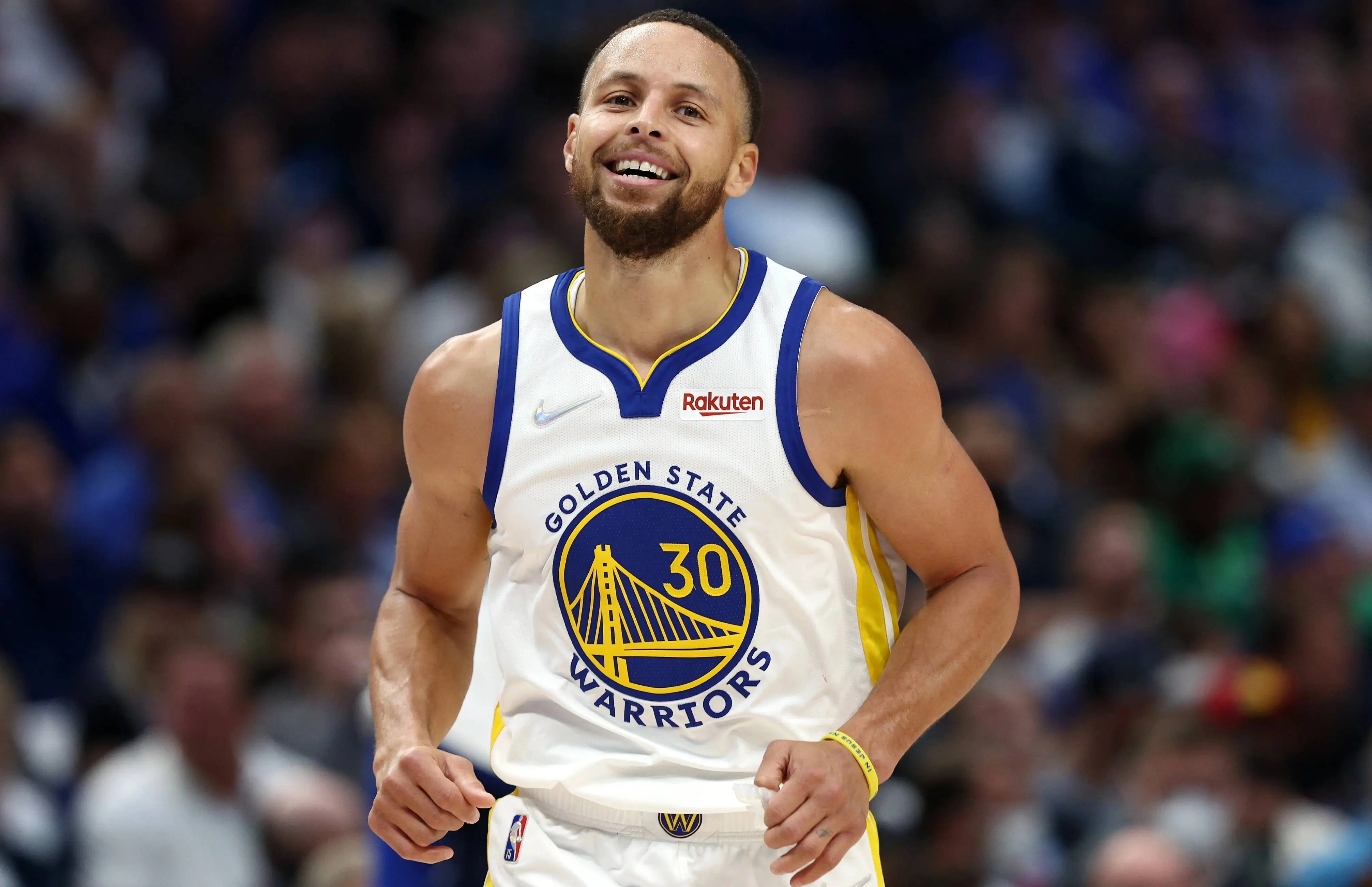 表现优异首场状态出色，MAD观众沸腾！，库里重返赛场赛场气氛高涨