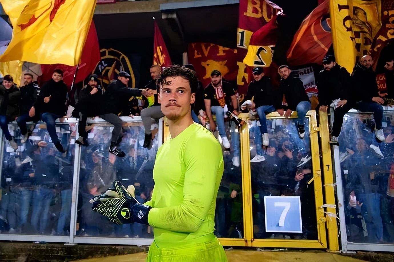 赛后突围战来临，丹佛掘金围绕欧冠防线松动，引发热议，更衣室氛围转暖